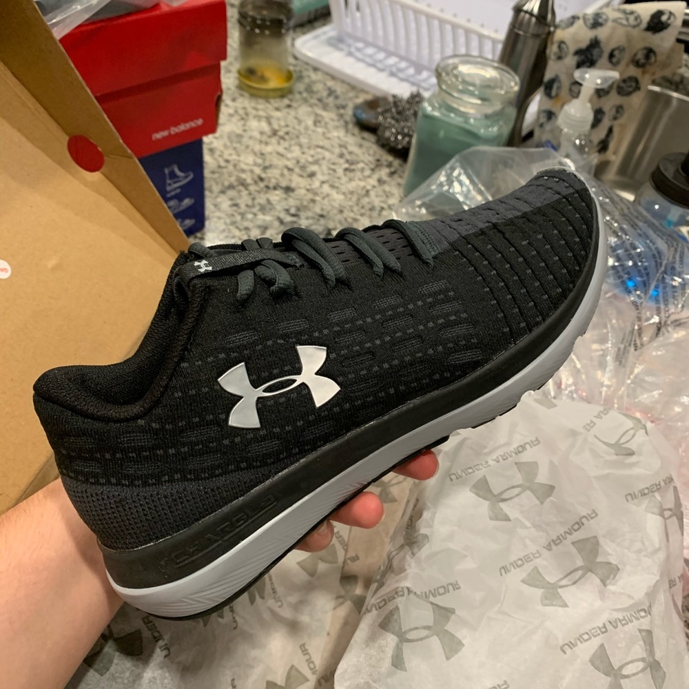 Men’s under armour sneakers sz 8